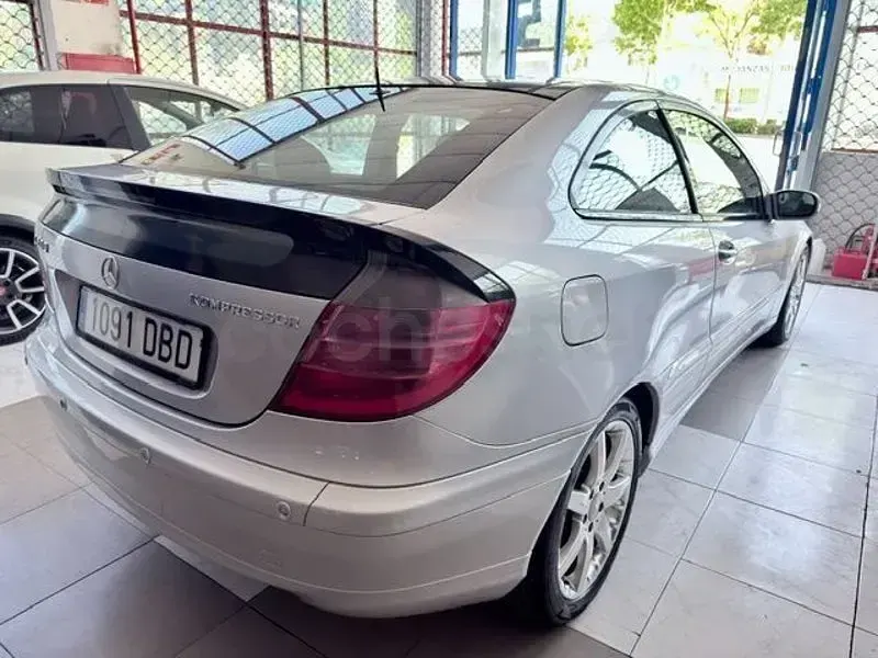 Usado Mercedes C200 163 CV (119 kW) 2002 Gris / plata Berlina