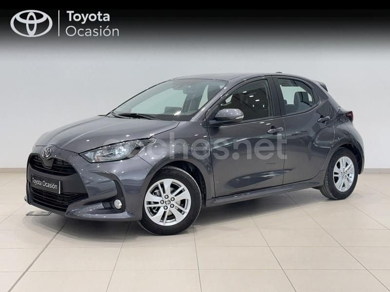 Gris / plata Usado 2024 Toyota Yaris Berlina | 18.700 € (Precio justo) - Imagen 1/4