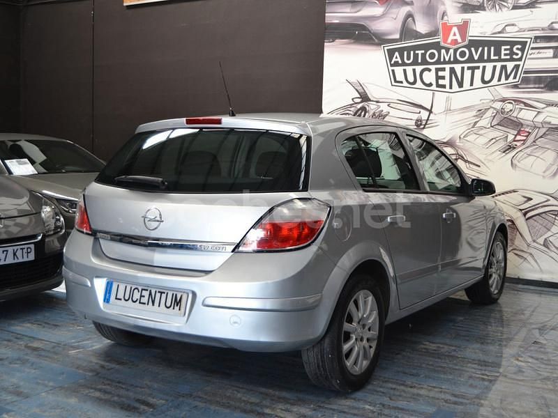 Usado Opel Astra Edition 80 CV (58 kW) 2004 Gris / plata Berlina