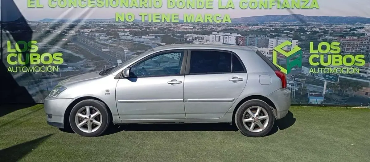 Usado Toyota Corolla Sol 109 CV (80 kW) 2004 Gris Utilitario