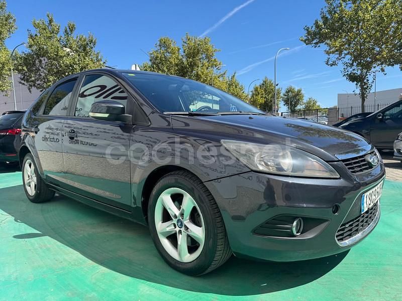 Usado Ford Focus Trend 115 CV (84 kW) 2009 Gris / plata Berlina