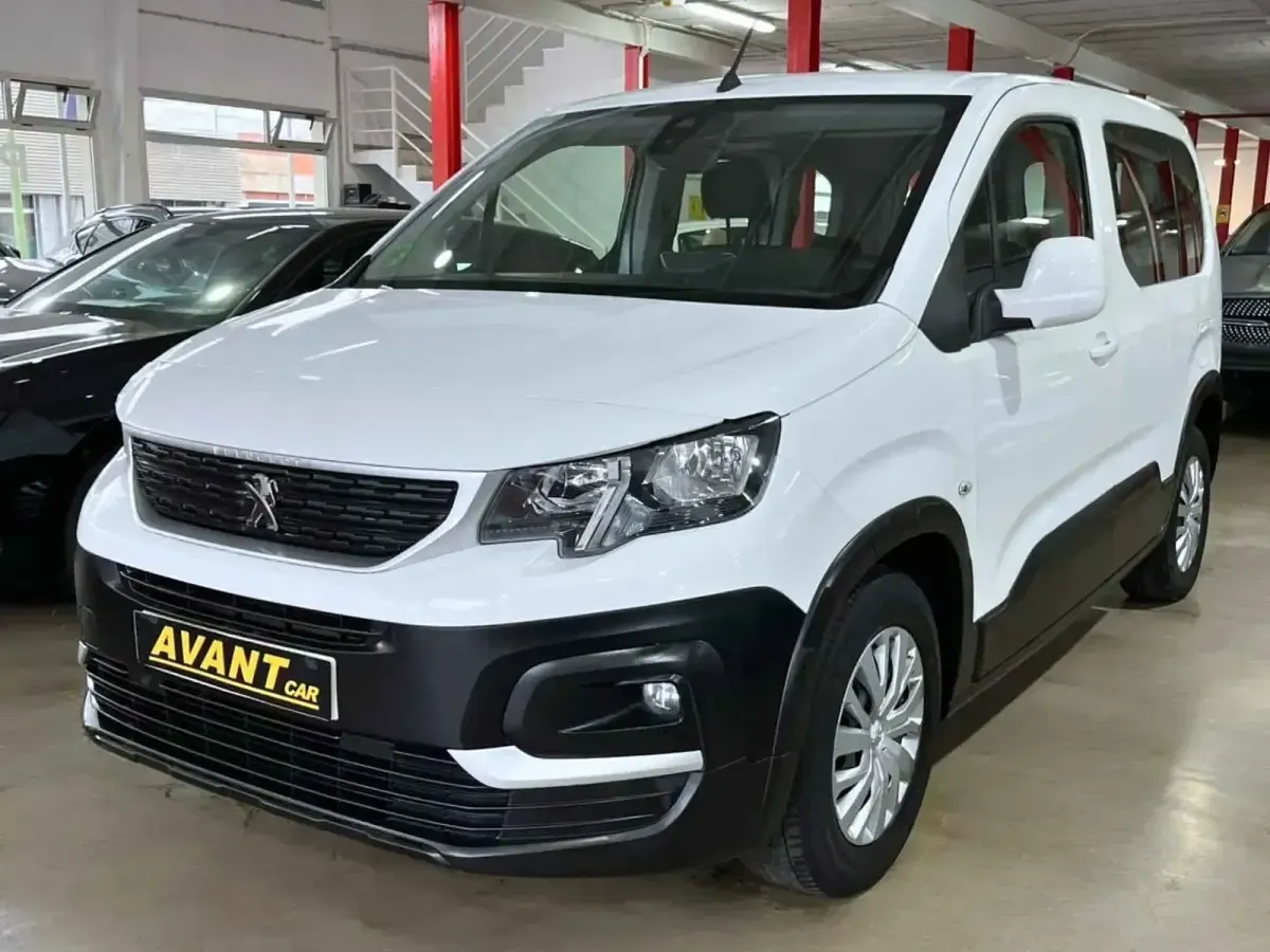 Usado Peugeot Rifter Active 100 CV (73 kW) 2021 Blanco Monovolumen