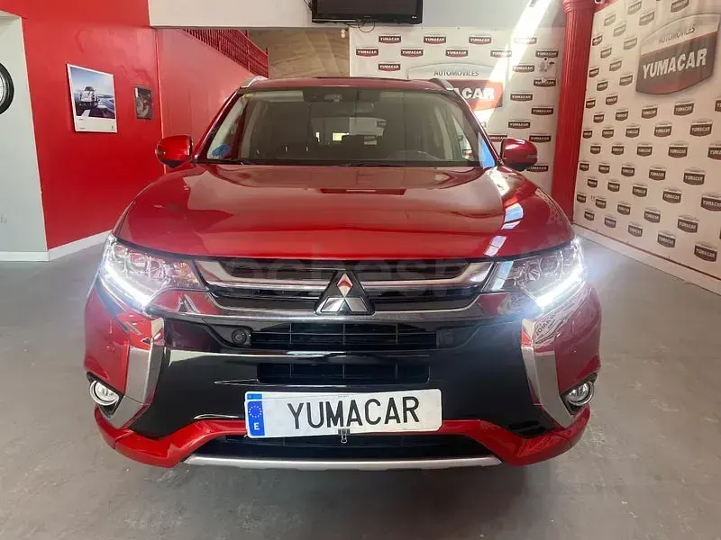 Usado Mitsubishi Outlander P-HEV 203 CV (149 kW) 2018 Rojo SUV