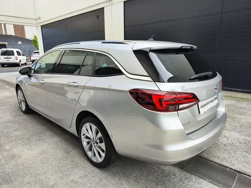Usado Opel Astra Innovation 136 CV (100 kW) 2019 Gris / plata Familiar
