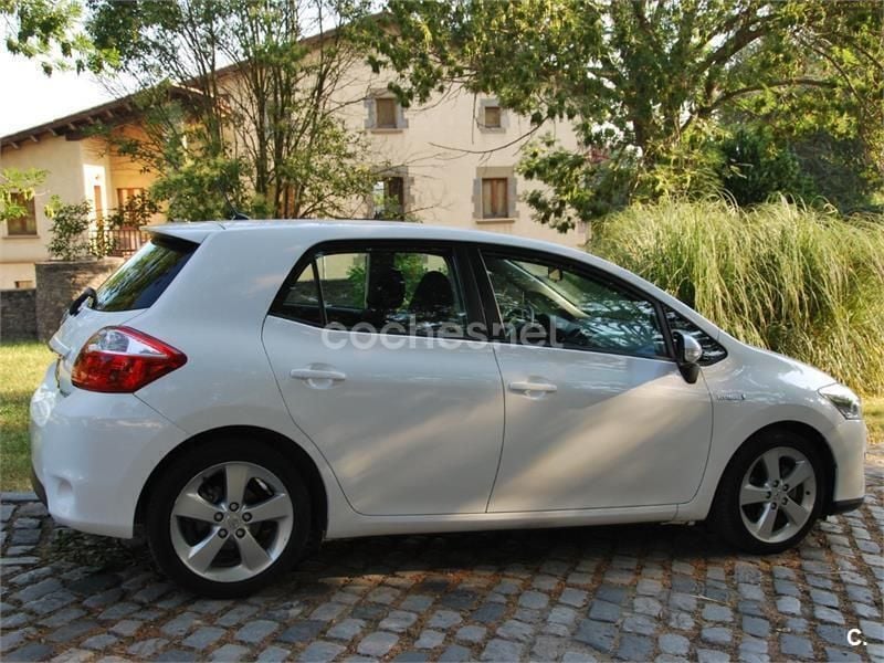 Usado Toyota Auris Hybrid Active 135 CV (99 kW) 2011 Blanco Berlina