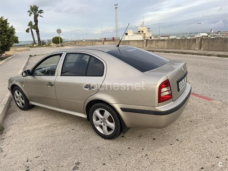 Azul Usado 2004 Skoda Octavia Ambiente Berlina | 2600 € (Precio justo) - Imagen 1/4