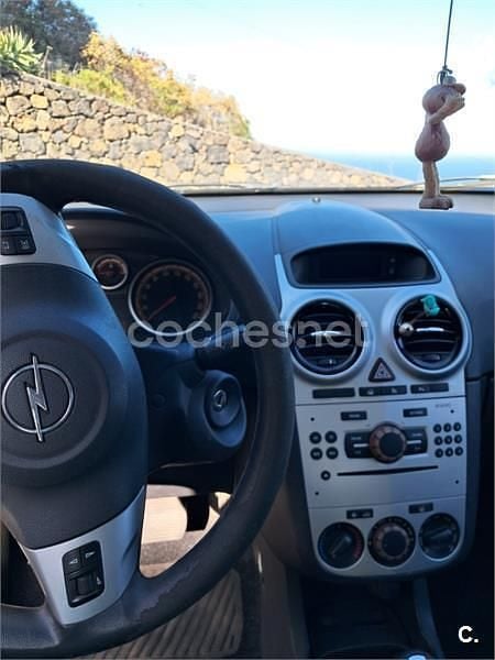 Usado Opel Corsa Cosmo 90 CV (66 kW) 2009 Granate Utilitario