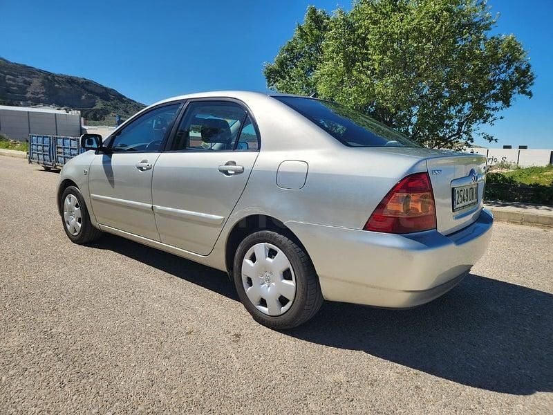 Usado Toyota Corolla Terra 90 CV (66 kW) 2005 Gris / plata Berlina