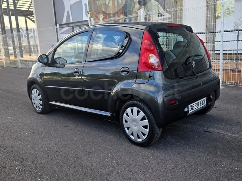 Usado Peugeot 107 68 CV (50 kW) 2006 Negro Utilitario