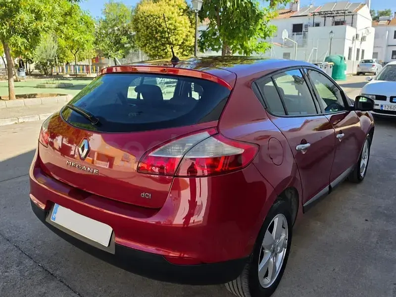 Usado Renault Mégane Dynamique 110 CV (80 kW) 2010 Granate Berlina