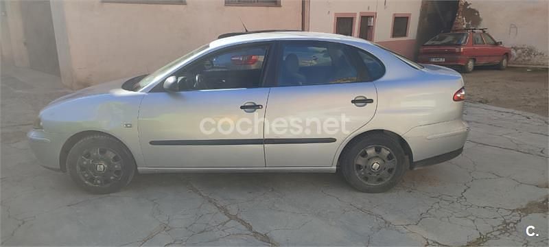 Usado Seat Cordoba Stella 68 CV (50 kW) 2003 Gris / plata Berlina