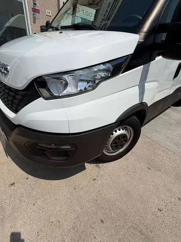 Usado Iveco Daily 136 CV (100 kW) 2021 Blanco Van