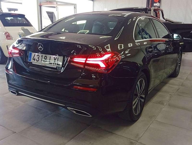 Usado Mercedes A180 116 CV (85 kW) 2022 Negro Berlina