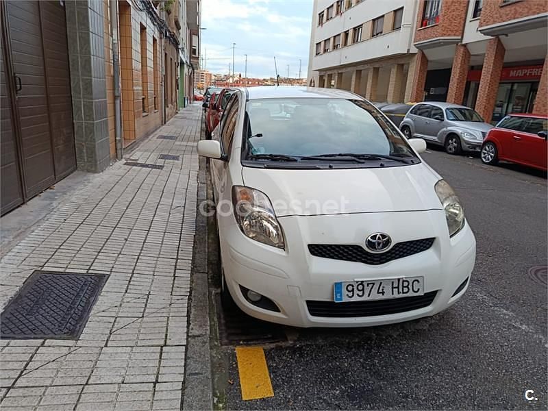 Gris / plata Usado 2010 Toyota Yaris Berlina | 5700 € (Precio justo) - Imagen 1/4