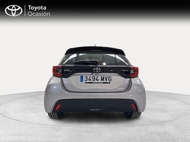 Usado Toyota Yaris Hybrid Active 116 CV (85 kW) 2024 Gris / plata Berlina