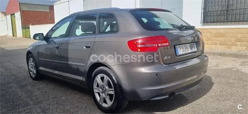 Usado Audi A3 Attraction 105 CV (77 kW) 2011 Marrón Utilitario