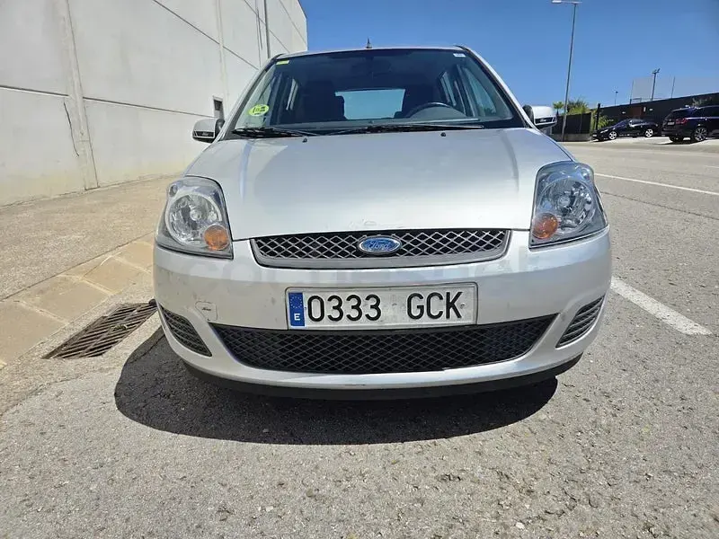 Usado Ford Fiesta Futura 68 CV (50 kW) 2008 Gris / plata Utilitario