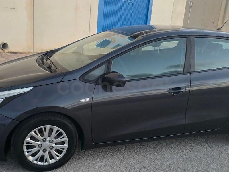 Usado Kia Ceed GT GT-Line 136 CV (100 kW) 2016 Gris / plata Berlina