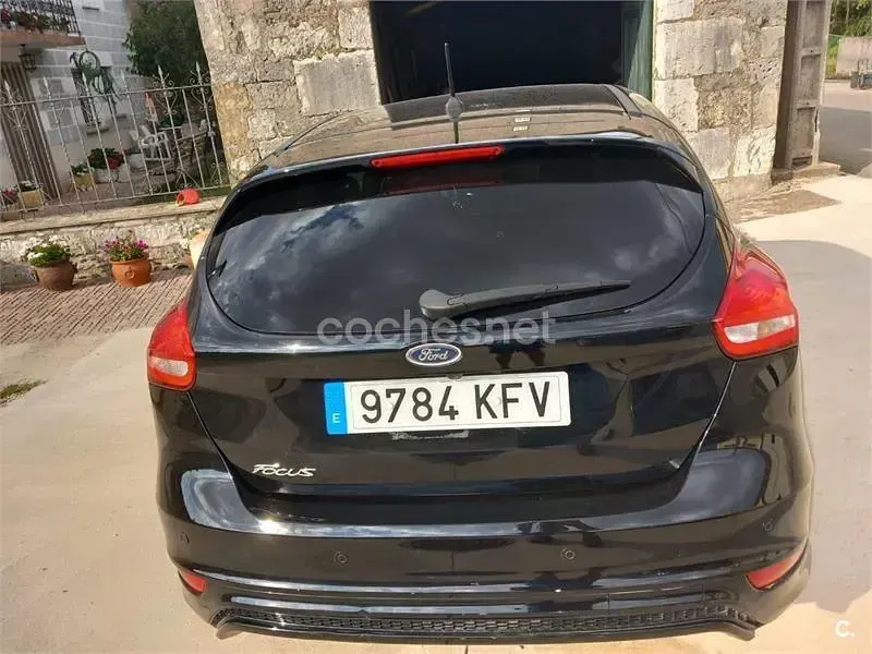 Usado Ford Focus ST-Line 120 CV (88 kW) 2017 Negro Berlina