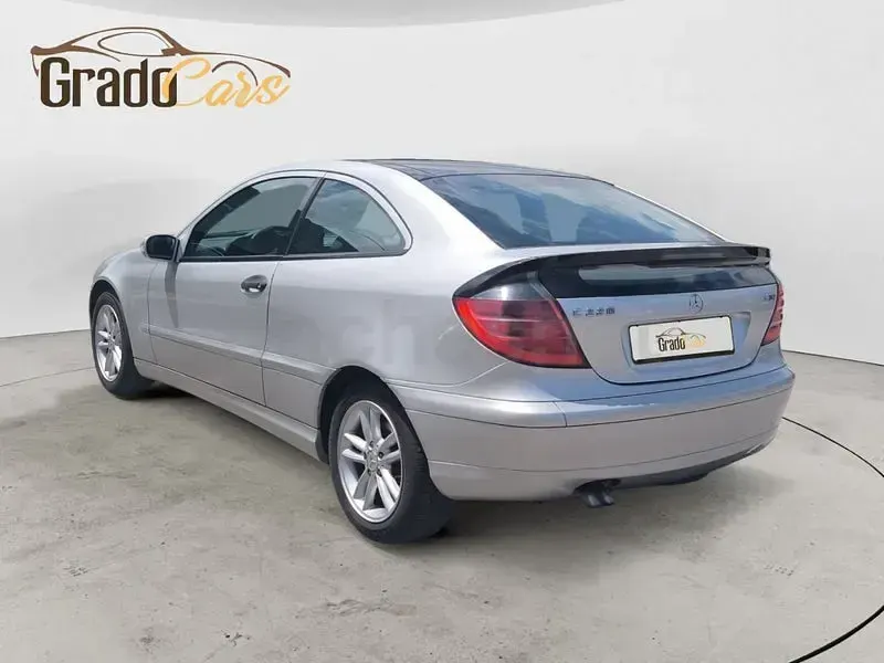 Usado Mercedes C220 143 CV (105 kW) 2002 Gris / plata Berlina