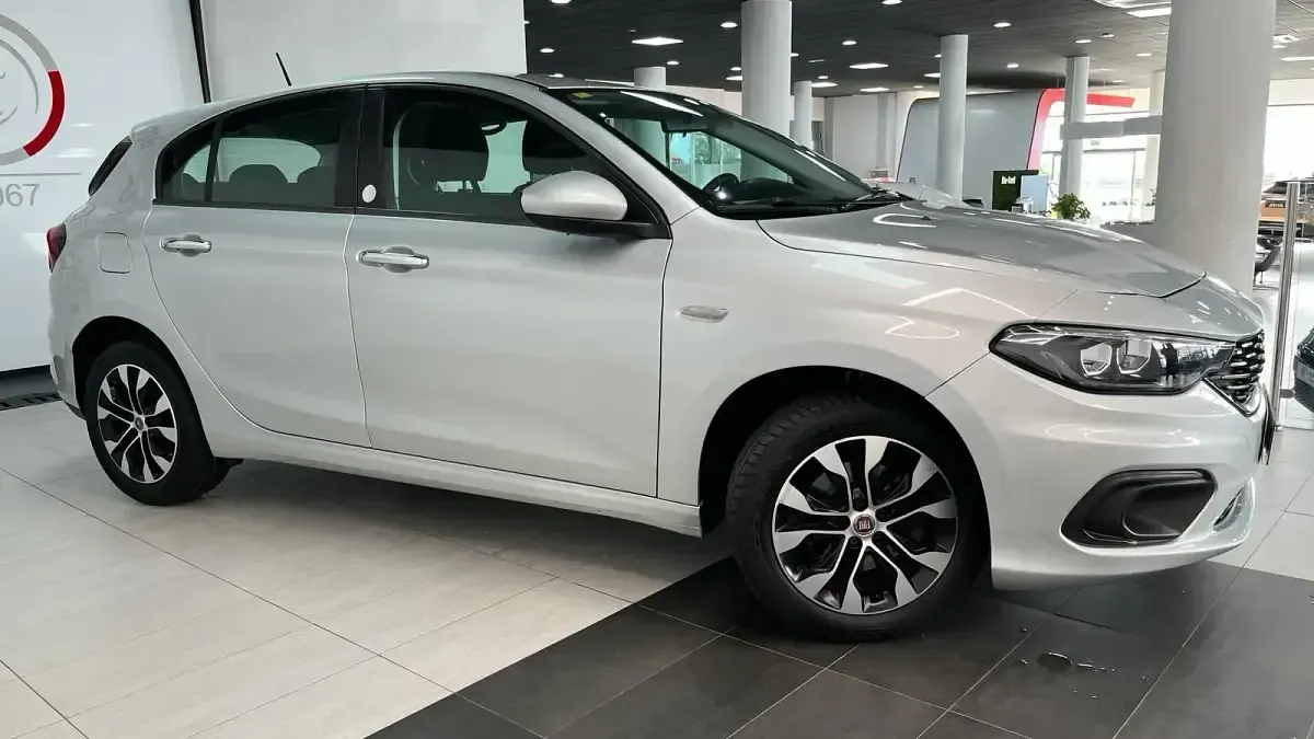 Usado Fiat Tipo Life 95 CV (69 kW) 2020 Gris / plata Berlina