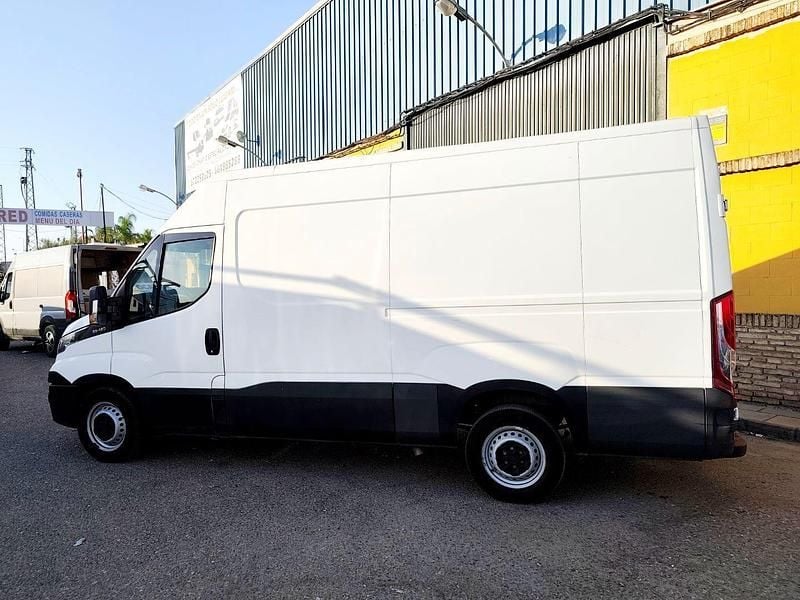 Usado Iveco Daily 126 CV (92 kW) 2017 Blanco Berlina