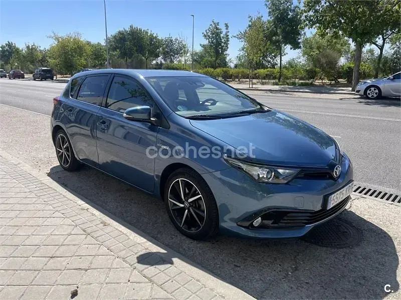 Usado Toyota Auris Hybrid Edition 136 CV (100 kW) 2018 Azul Berlina
