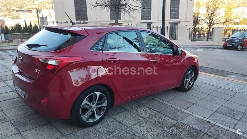 Usado Hyundai i30 Style 135 CV (99 kW) 2016 Granate Berlina