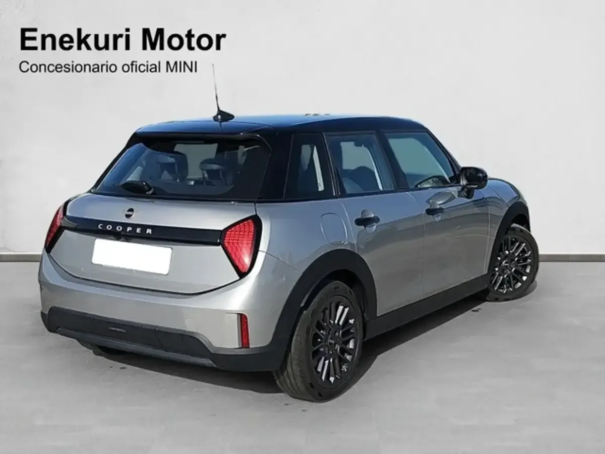 Usado Mini Cooper Essential 156 CV (114 kW) 2024 Plateado Utilitario