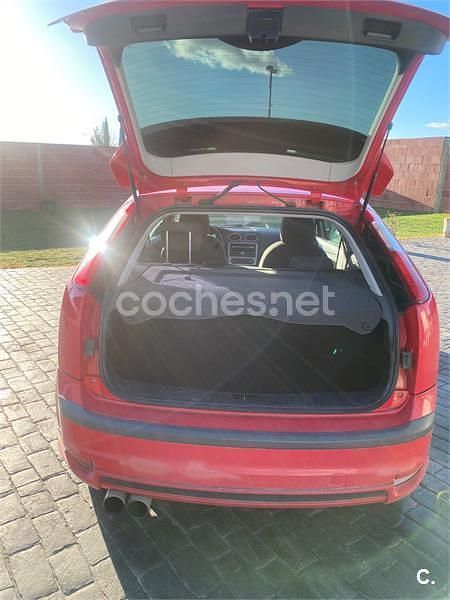 Usado Ford Focus Trend 115 CV (84 kW) 2006 Rojo Berlina