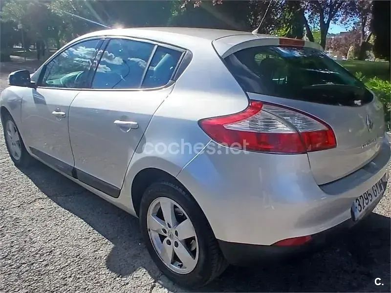 Usado Renault Mégane Dynamique 105 CV (77 kW) 2010 Gris / plata Berlina