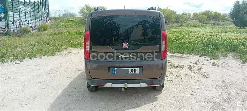 Usado Fiat Doblò Trekking 120 CV (88 kW) 2015 Marrón Monovolumen