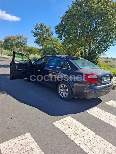 Usado Audi A4 130 CV (95 kW) 2003 Azul Berlina