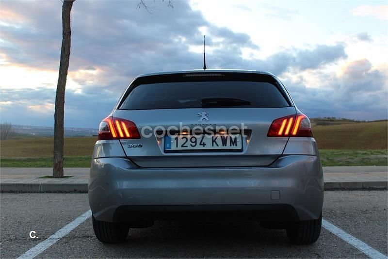 Usado Peugeot 308 Style 130 CV (95 kW) 2019 Gris / plata Berlina