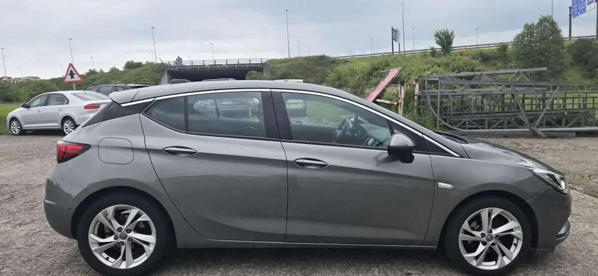 Usado Opel Astra Excellence 110 CV (80 kW) 2017 Gris Utilitario