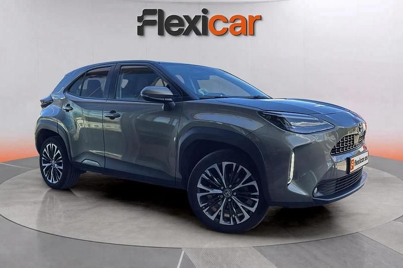 Gris Usado 2022 Toyota Yaris Hybrid Active | 20.690 € (Un poco caro) - Imagen 1/4