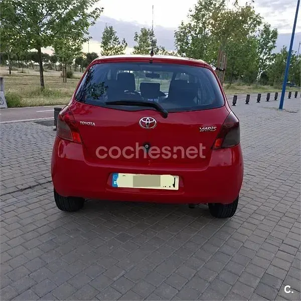 Usado Toyota Yaris 90 CV (66 kW) 2007 Rojo Utilitario