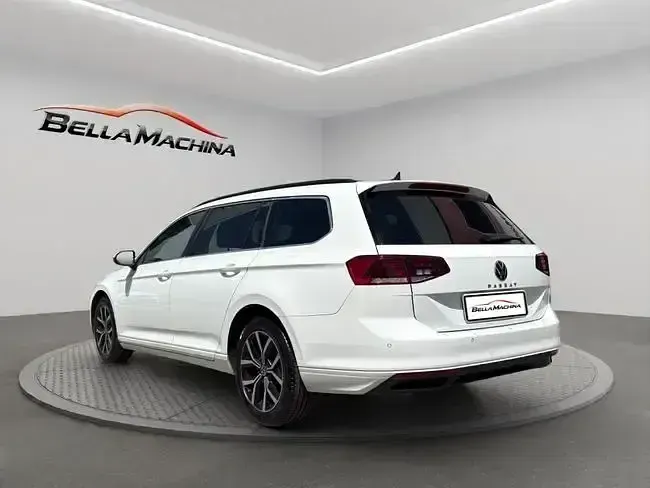 Usado VW Passat Executive 150 CV (110 kW) 2022 Blanco Familiar