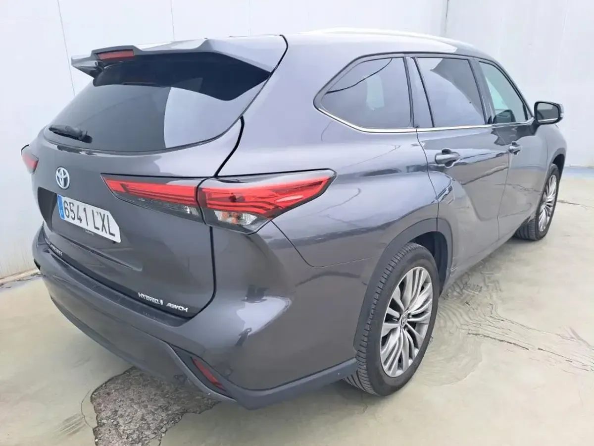 Usado Toyota Highlander Luxury 246 CV (180 kW) 2022 Gris claro metalizado SUV