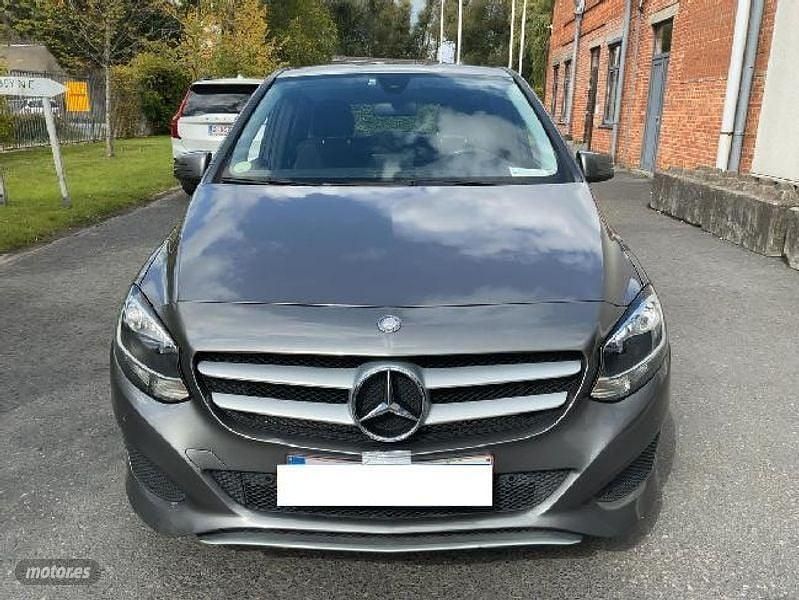 Usado Mercedes B180 2015 Plateado Monovolumen