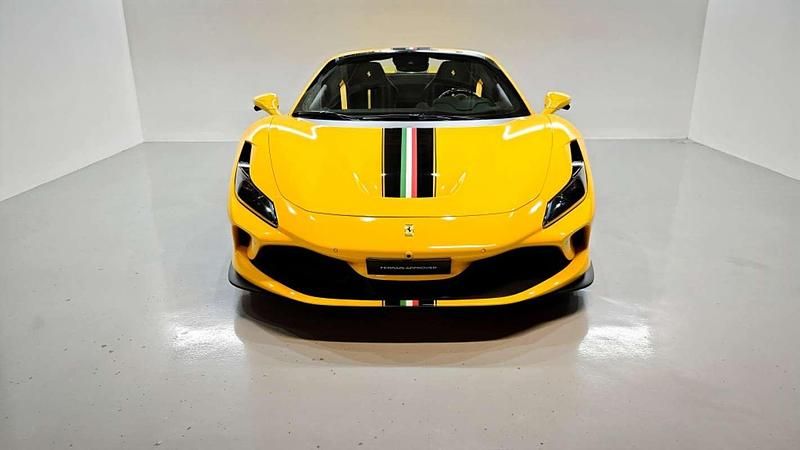 Usado Ferrari F8 721 CV (530 kW) 2020 Amarillo Descapotable