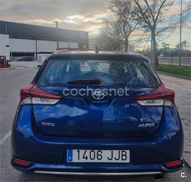 Usado Toyota Auris Active 116 CV (85 kW) 2015 Azul Berlina