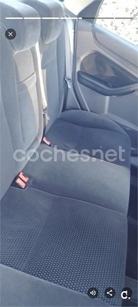 Usado Ford Focus Ghia 136 CV (100 kW) 2005 Gris / plata Berlina