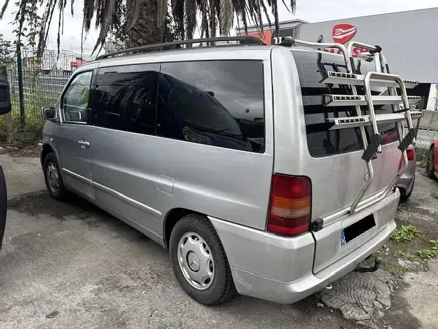 Usado Mercedes V220 122 CV (89 kW) 2000 Gris Monovolumen