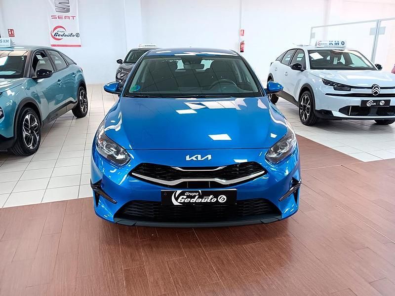 Usado Kia Ceed 136 CV (100 kW) 2024 Azul Utilitario