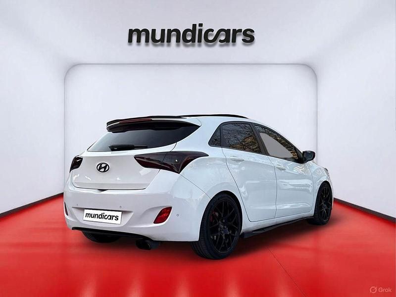 Usado Hyundai i30 110 CV (80 kW) 2016 Blanco Berlina