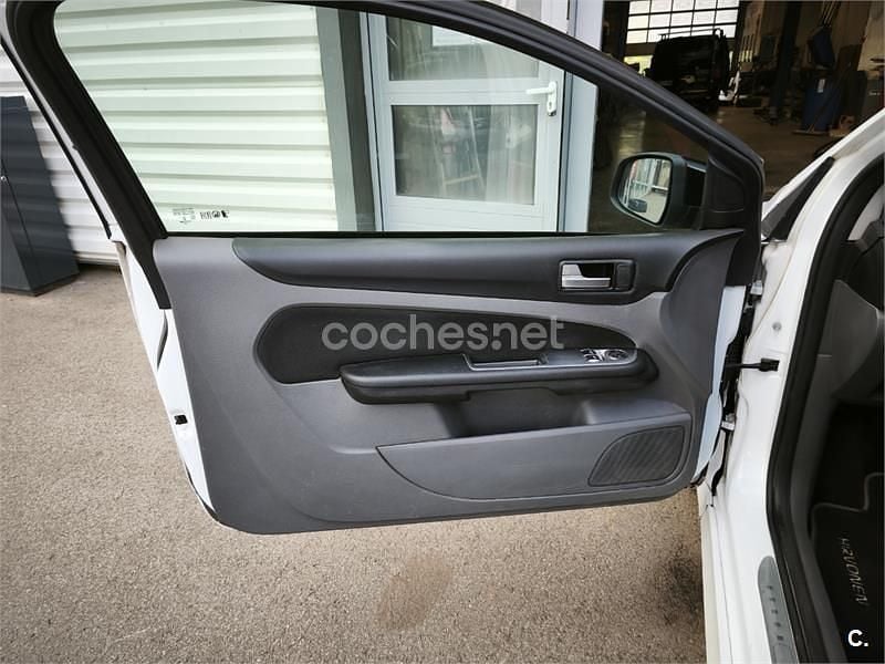 Usado Ford Focus Trend 145 CV (106 kW) 2010 Blanco Berlina