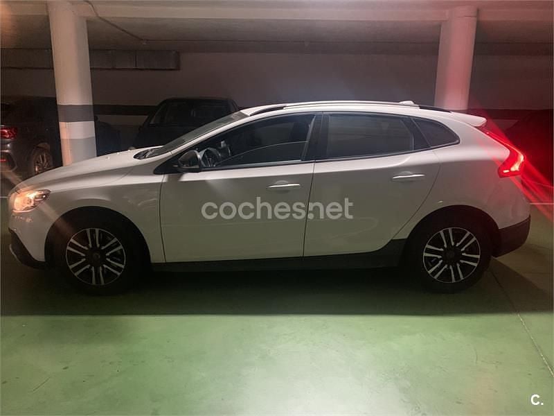 Blanco Usado 2017 Volvo V40 CC Momentum Familiar | 16.800 € (Precio justo) - Imagen 1/3