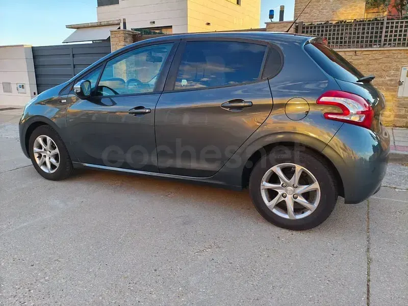 Usado Peugeot 208 Active 82 CV (60 kW) 2014 Gris / plata Utilitario