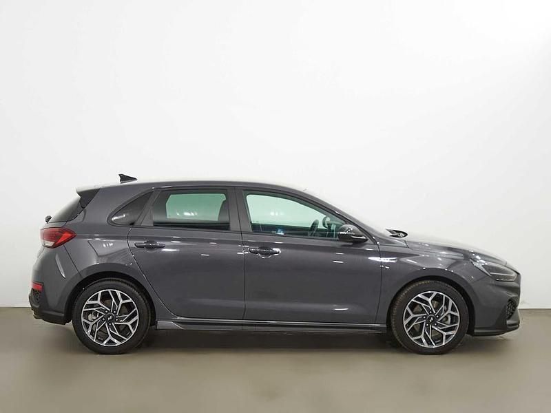 Usado Hyundai i30 N Line 100 CV (73 kW) 2025 Gris / plata Berlina